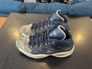 Reebok Question Mid Allen Iverson Georgetown Hoyas 2020 FX0987 EE. UU. 16 - Imagen 1 de 5