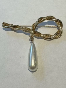 VINTAGE TWISTED GOLD TONE BROOCH WITH FAUX TEARDROP PEARL - Picture 1 of 5