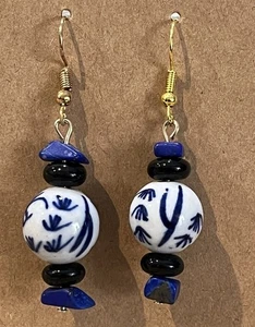 Pendientes colgantes artesanales de cerámica con cuentas florales y lapislázuli tono dorado Min Favorit - Imagen 1 de 6