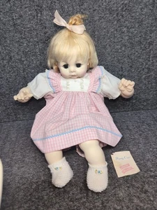 Muñeca bebé vintage difícil de encontrar Madame Alexander dos tonos rubia gatito usada en excelente estado 20" - Imagen 1 de 20