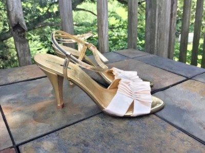Zapatos de tacón alto con volantes dorados y crema J CREW para boda talla 6,5 👢b3 Foto 1 de 4