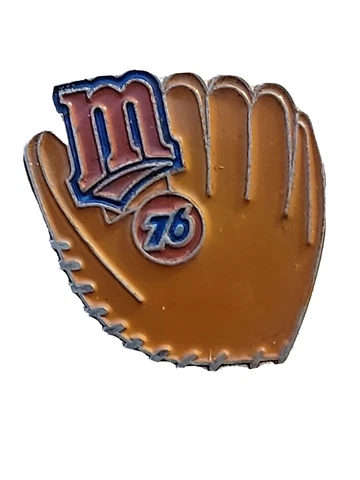 Vintage Unocal 76 Minnesota Twins Pin Pinback Baseball Glove Cover