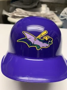 LOUISVILLE PIPISTRELLI VINTAGE VIOLA MINOR LEAGUE MINI CASCO DA BATTUTA - Foto 1 di 5