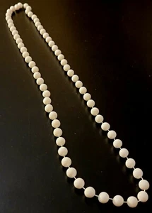 Collar de lazo con cuentas blancas; 17" simulacro/imitación "perlas"; deslizamiento sobre la cabeza-sin broche DISFRAZ - Imagen 1 de 11