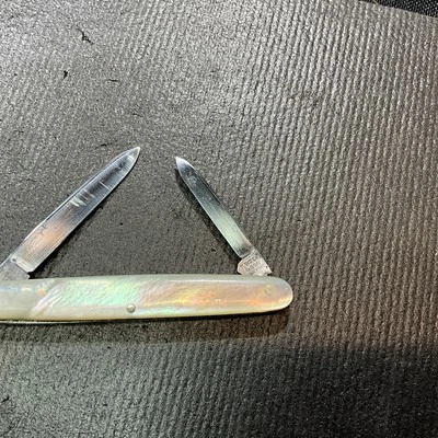 Cuchillo Madreperla Edward Weck And Sons NY, NY 1893-1943 Rosa y Verde Hilites Foto 1 de 4