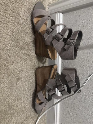 Zapatos de mujer Crown Vintage Serena sandalia de cuña gris topo cremallera ajustable Foto 1 de 4