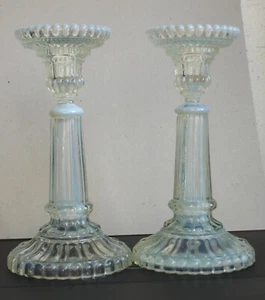 ANTIK / 2 KERZENLEUCHTER / PRESSGLAS / OPALIN / 21 CM / PERLRAND - Bild 1 von 7