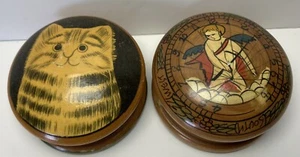 2 gedrechselte handbemalte Schmuckschatullen aus Holz Ring rund Amor Kompass Katze - Bild 1 von 8