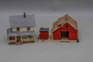 Farmhouse w/ Porch & Barn- HO/1:87 - Built - Picture 1 of 5