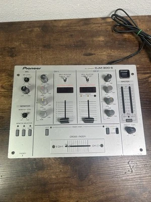 DJ-микшер Pioneer DJM-300-S двухканальный серебристый дисплей уровня со счетчиком ударов в минуту  - Изображение 1 из 4