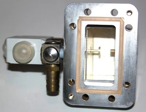 Hohlleiter waveguide WR229 (WG1A) pressure window 3,2 to 4,9 GHz with circulator - Bild 1 von 5