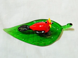 Mundgeblasene Glasfigur eines roten & schwarzen Vogels auf einem Ulmenblatt aus Glas  - Bild 1 von 7