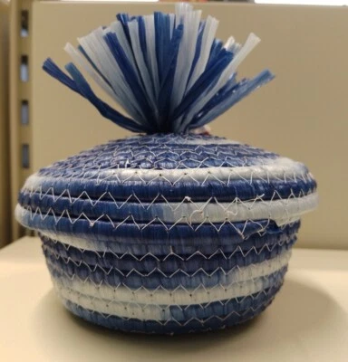 CESTO CESTINO CON COPERCHIO IN RAFFIA COLORATA ARTIGIANATO SARDO SOUVENIR BLU - Immagine 1 di 4