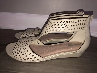 NUEVAS Sandalias de Cuña Perforadas Colección Clarks Abigail Rubí Marfil Cuero 11 M Foto 1 de 4