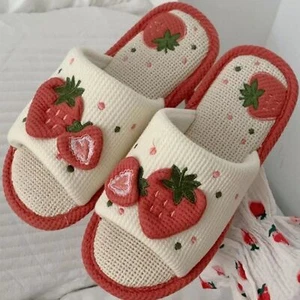 Niedliche bestickte Hausschuhe aus Erdbeeren | Heim Leinen Damenschuhe - Bild 1 von 5