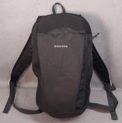 Mochila de día Quechua Decathon 10L bolsillos escuela caminata campamento al aire libre negra Foto 1 de 4