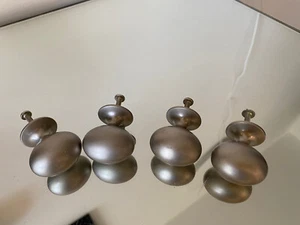 4 bohnenförmige Schrankgriffe/Möbelknöpfe/Schubladengriffe. Massiv. - Bild 1 von 5