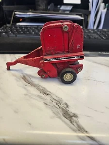 International 2400 Round Baler - Picture 1 of 5
