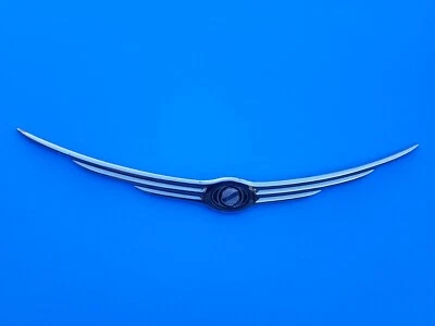 06 07 08 09 10 CHRYSLER PT CRUISER CAPÓ DELANTERO EMBLEMA INSIGNIA SÍMBOLO FABRICANTE DE EQUIPOS ORIGINALES (2006) Foto 1 de 4