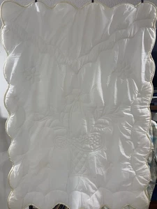 Trapuntino Presepe Dacron Bianco Ricamato Floreale Bordi Smerlati 43” X 32” RARO - Foto 1 di 7