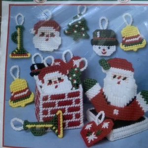 12 Adornos de Navidad + Caja Bucilla Plástico Lona Aguja Kit Nuevo en Paquete Papá Noel - Imagen 1 de 9