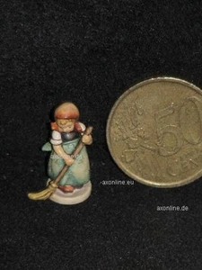Goebel Hummel Figur Miniatur von 171 "Kehrliesl", Mädchen mit Besen - Picture 1 of 1