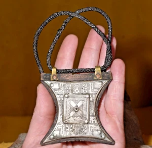 Antiguo collar de caja de oración tribal de metal mezcla amuleto tuareg Tcherot Níger, África - Imagen 1 de 9