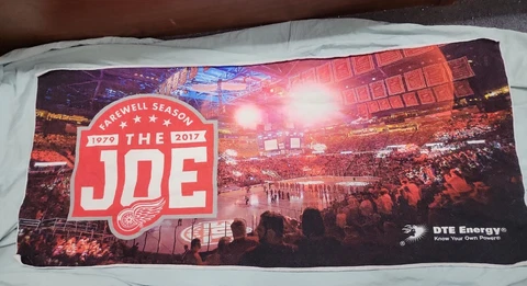 Detroit Red Wings Farewell To The Joe Lewis Arena Beach Towel 1979-2017 PreOwned Cover