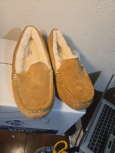 Ugg Chestnut Brown Slippers Sz 7 Women’s Suede RIGHT SHOE SLIGHTLY FADED - Picture 1 of 4