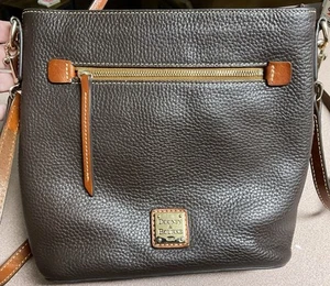 Dooney & Bourke Umhängetasche genarbtes Leder Reißverschluss braun - Bild 1 von 7