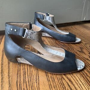 TSUBO Womens Black Leather Snakeskin Print T-strap Low Wedge Heels Size 6