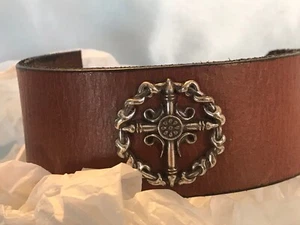 Braunes Lederarmband mit Metallkreuz 8,5” x 1,5” breit - Bild 1 von 4