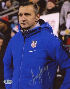 VLATKO ANDONOVSKI SIGNED 8x10 PHOTO TEAM USA WOMENS SOCCER COACH BECKETT BAS - Picture 1 of 2
