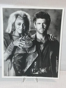 RARO 1979 MEL GIBSON & TINA TURNER EN MAD MAX COMUNICADO DE PRENSA 8x10 blanco y negro foto como nuevo - Imagen 1 de 1