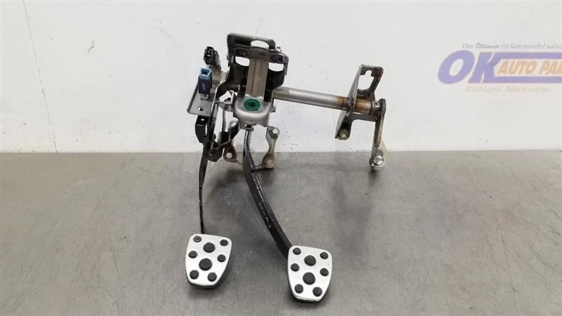 Juego de pedales de freno y embrague OEM 19 2019 TOYOTA 86  Foto 1 de 4