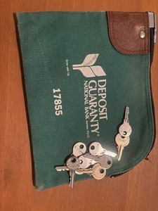 Vintage DEPOSIT GUARANTY Bank green Canvas Zippered Deposit Bag w/Lock & Keys FS - Picture 1 of 3