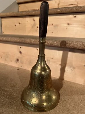 Campana Escolar Primitiva De Colección 12” X 5” Latón - Mango de Madera PATINA Hoja Grabada Foto 1 de 4