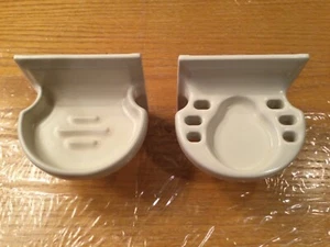 Mid Cent White Shell Shaped Porcelain Soap Dish, and Toothbrush Tumbler Holder - Bild 1 von 4