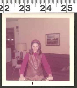 FOTO ANTIGUA EN COLOR/DIVERTIDA INSTANTÁNEA DE NIÑA EN CASCO EN BICICLETA EN CASA (838) - Imagen 1 de 1
