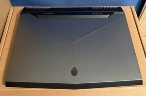 Laptop gamingowy Alienware R4 17 cali, 1 tb HD, 24gb RAM, Windows 10, Nvidia 1070 - Zdjęcie 1 z 9