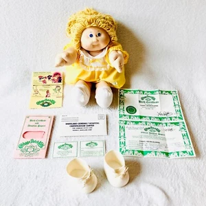 Muñeca Cabbage Patch Kids 1982 juguete cabello rubio ojos azules con ropa y papeles originales - Imagen 1 de 10