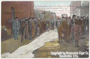 1907 Oklahoma City Verbot, Bierfässer werden auf die Straße gegossen - Bild 1 von 2
