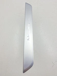 PANEL PLACA RASGUÑO UMBRAL PUERTA DELANTERA IZQUIERDA O DERECHA OEM TESLA MODELO 3 2017-2020 - Imagen 1 de 10