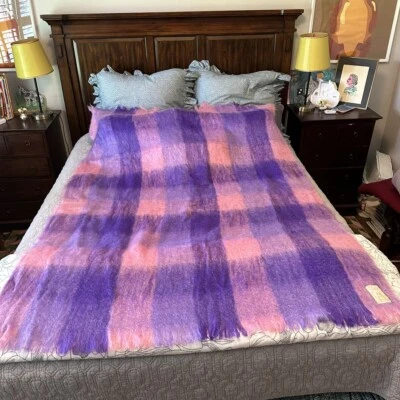Manta Hudson’s Bay Company 75 % mohair 25 % algodón 54” x 74” rosa y púrpura Foto 1 de 4