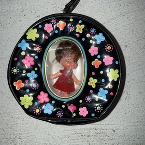 Vintage Liddle Kiddle Hongkong Klon versiegelt Vinyl Reißverschluss Geldbörse Blumen & Puppe - Bild 1 von 5