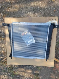 Radiador para 1985-1994 B3000, B4000, Bronco II, Explorer, Navajo, Ranger - Imagen 1 de 3