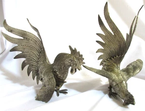 Par de gallos decorativos de pelea plateados Suiza 7" x 5" en muy buen estado - Imagen 1 de 12