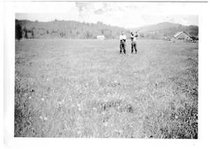 ONE SHOOTING,ONE POSING,CALUMET,MICHIGAN,1940.VTG 3.5" x 2.5" PHOTO#12 - Picture 1 of 2