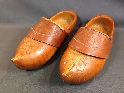 Ancienne paire de sabots en bois et cuir déco chalet montagne Savoie Queyras - Photo 1/4