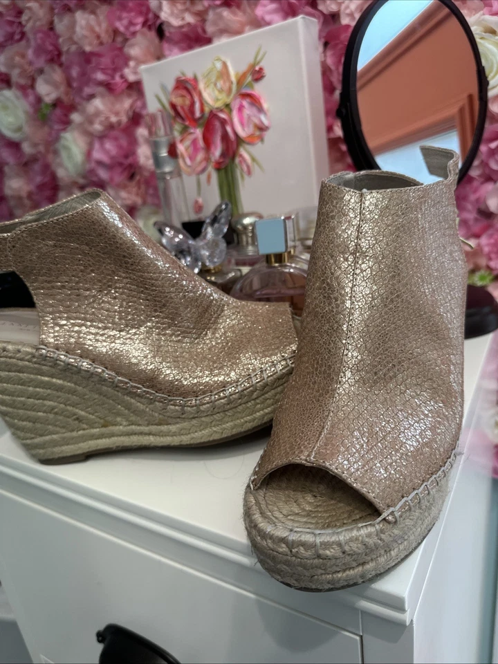 Preciosas sandalias de cuña alpargata Kenneth Cole, talla 8, hebilla de oro rosa/oro Foto 1 de 4